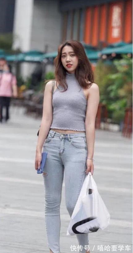 露肩小衫 破洞牛仔裤搭配露肩小衫，时尚靓丽显身材，甜美清新惹人爱！