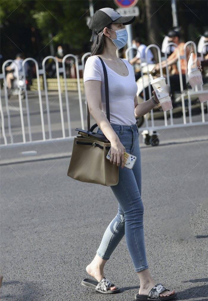 简单不是普通,白色上衣搭配牛仔裤,简约休闲风突显“洒脱”的气质