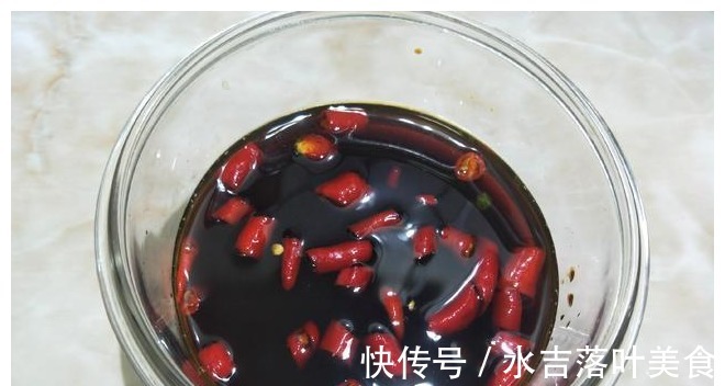 茄子皮|红烧茄子简单好吃的做法,茄子不吸油不变黑,吃起来真香!