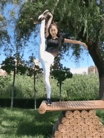 |搞笑动图:妹子:可以的话让我来替换猫咪吧!