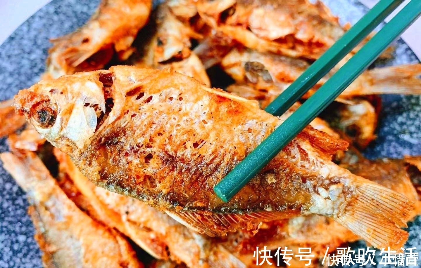 面粉|炸鲫鱼时,用面粉还是淀粉?大厨教您一招,鲫鱼外酥里嫩,真香