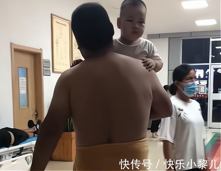 羞耻|孩子夜晚高烧惊厥,山东爸爸裹着毯子冲进医院,父爱面前没有羞耻