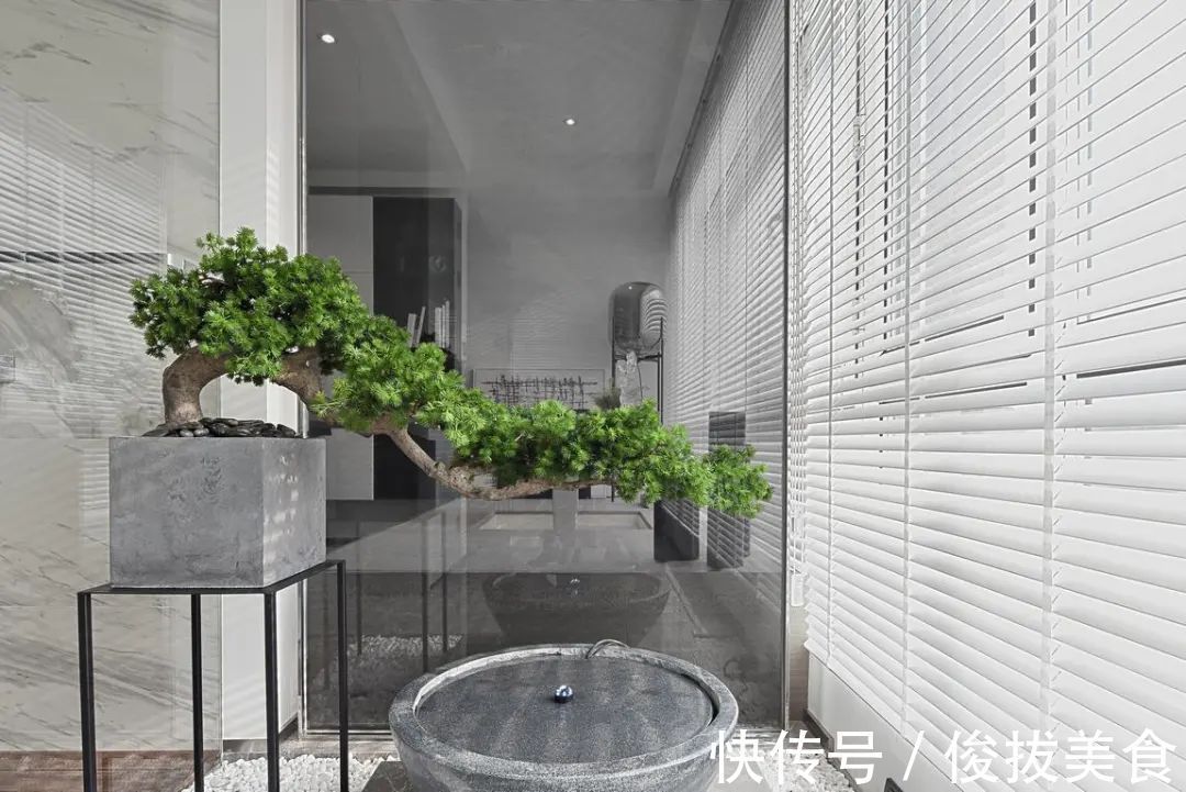 优雅|180㎡现代简约，卫生间用玻璃墙？设计太大胆！是否有点奔放？