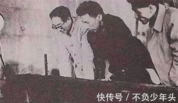 考古人员#上世纪五十年代,考古人员挖掘十三陵时,工地来了一位古怪的老者