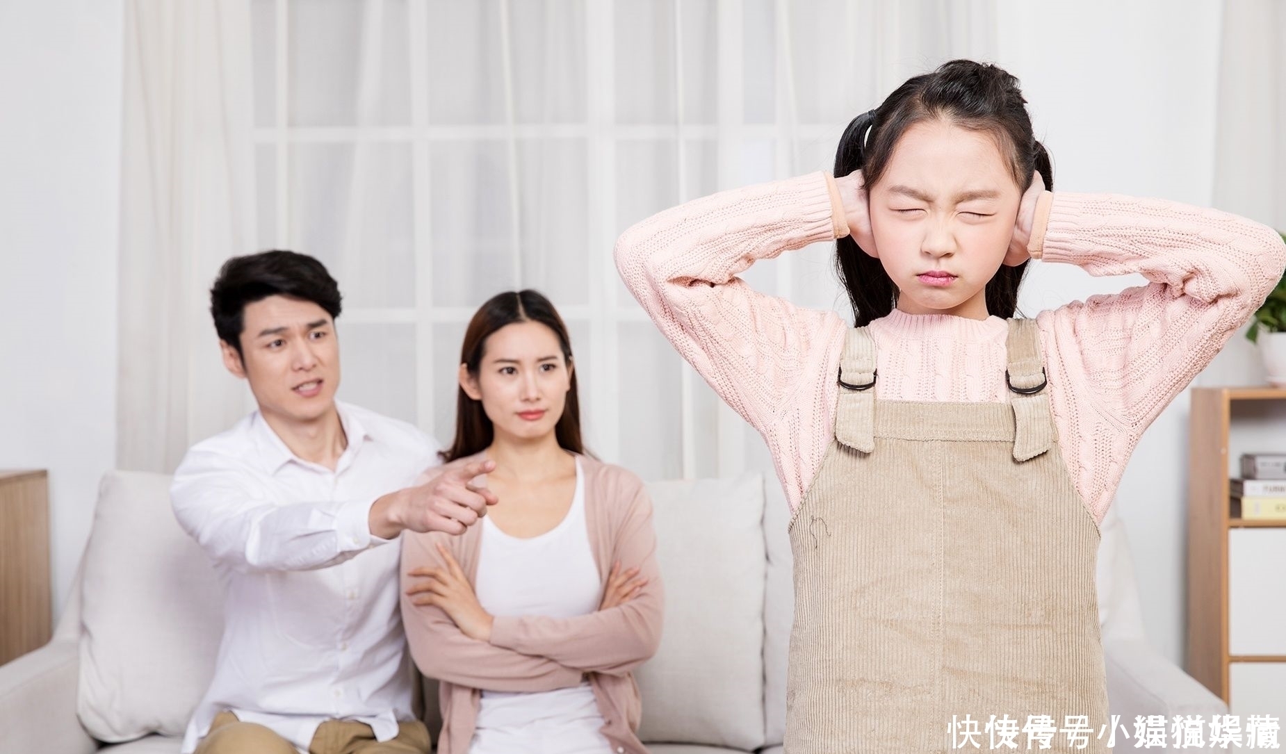 父亲拍孩子赖床视频,传至家庭群,孩子被激怒顺手拿起了剪刀