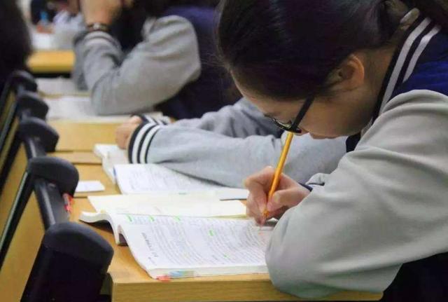 学习成绩|这种毒友谊带给孩子的伤害比早恋还大,爸妈还不好出面干涉