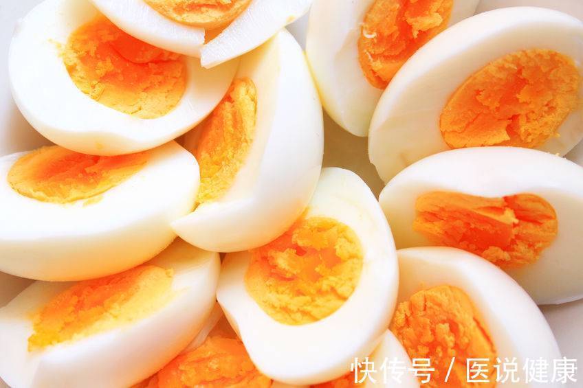 鸡蛋|一天吃4个鸡蛋,却吃出了胆结石?这则新闻实属太随便“扣帽子”