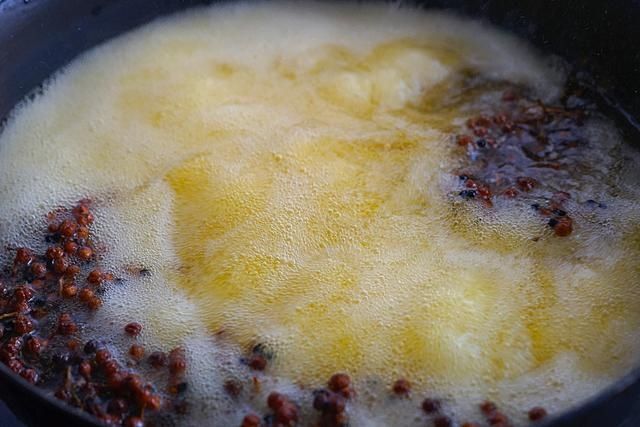 下饭|秋季,腌菜的季节到了,这样腌制黄瓜,酸辣爽脆又下饭,还不发霉