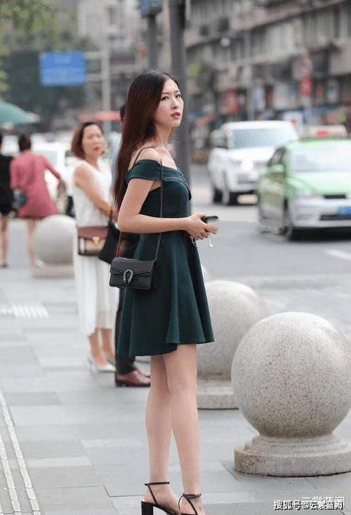 墨绿色连衣裙，搭配一字带高跟，优雅舒适又彰显身材