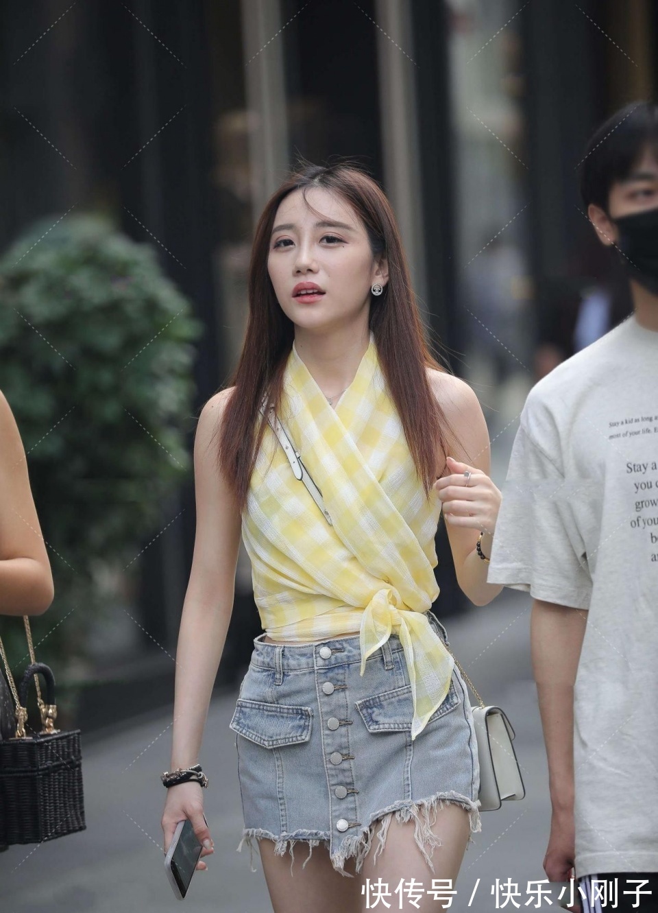 小姐姐|走在太古里大街上,小姐姐身穿淡黄色的短袖,搭配牛仔短裤,看上去时尚可爱