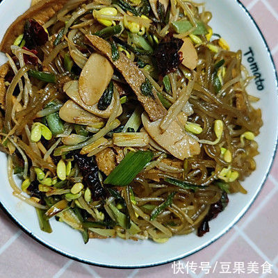 都怪豆芽炒粉条，焖一锅米饭都不够吃