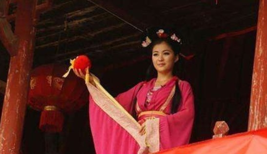 两个人|才女对联招亲:一杆银枪挡雄兵百万,书生巧答下联,抱得美人归