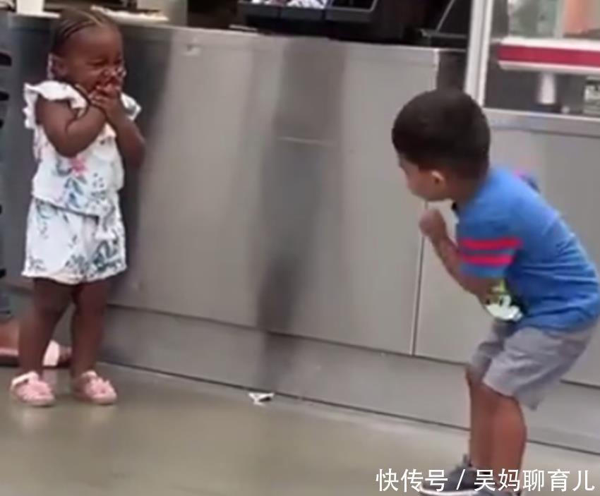 |小男孩“试图”凭借各种搞笑动作打动小女孩，网友：懂得套路太多