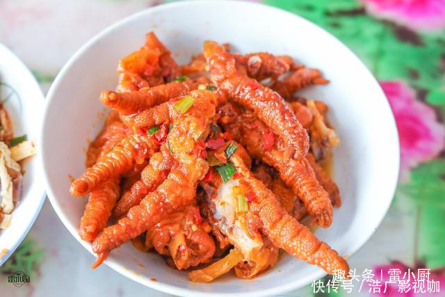 三爷爷家请吃饭,满满一桌农家菜,煮了2锅米饭,大伙吃了个精光