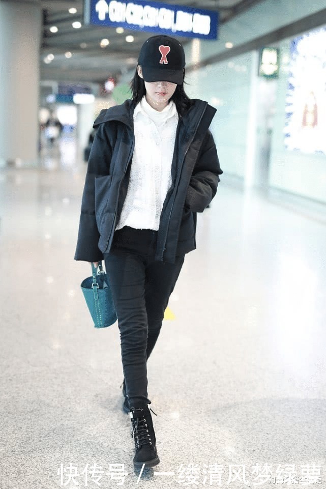 最近火了一种穿法叫羽绒服配裤子,保暖又时髦,明星都上头