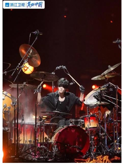 弹幕满屏飘好评,嘉宾阵容吊足胃口,《好声音》之后的爆款就是它