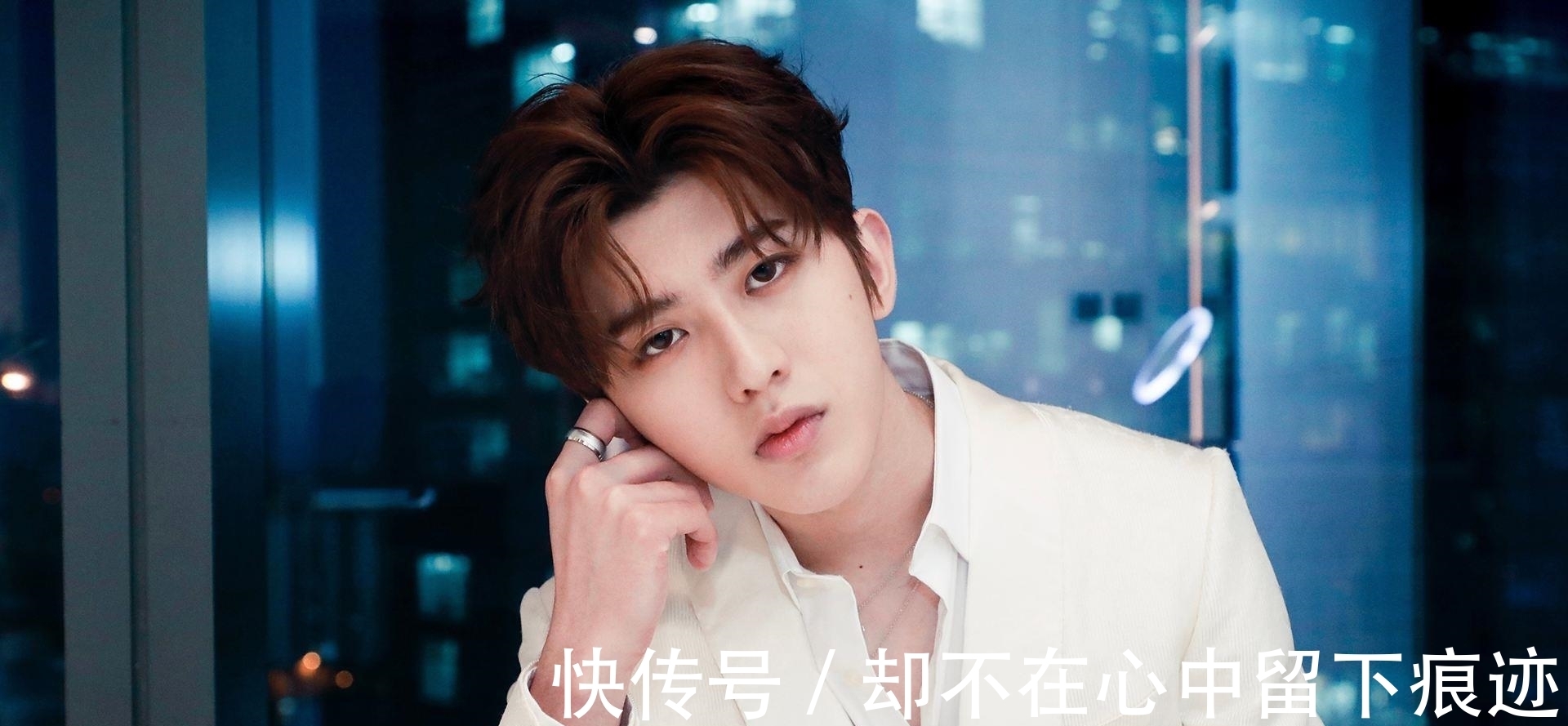 公益事业|蔡徐坤17岁旧照流出引热议,原生态五官曝光,颜值是认真的吗?