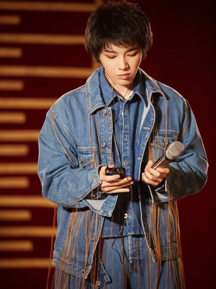 我型我秀|张杰新鲜营业，穿牛仔套装意外撞上华晨宇，一个率性一个前卫