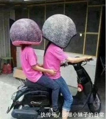 |搞笑GIF:总感觉这双腿是假的,但是我又没有证据