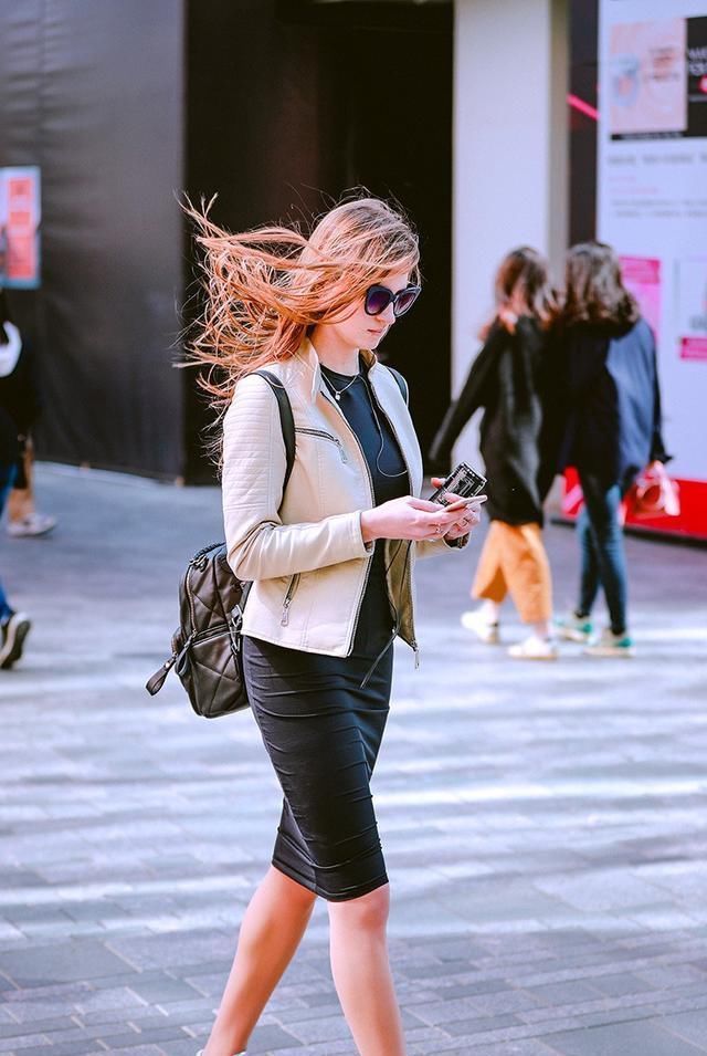 你才能够让|街拍学会时尚达人们的穿衣之术,你也可以轻而易举地穿出时髦感