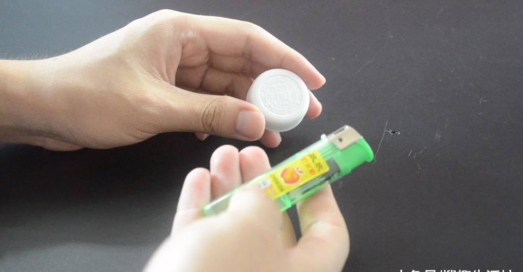 瓶盖上面戳一个洞, 没想到还有这个作用, 看完你会感谢我的