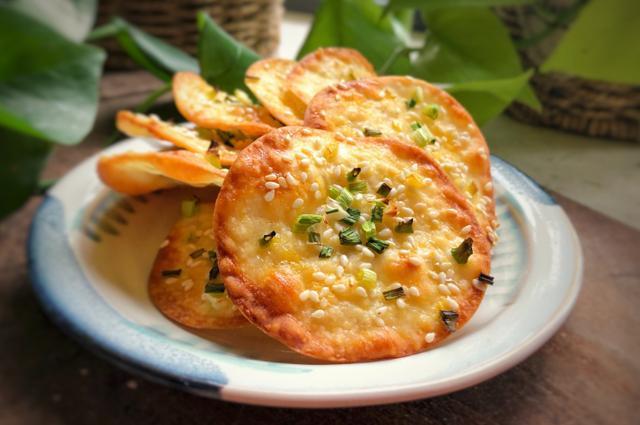 饺子皮这样做,比薯片好吃,嘎嘣脆,做一盘端上桌就被抢光