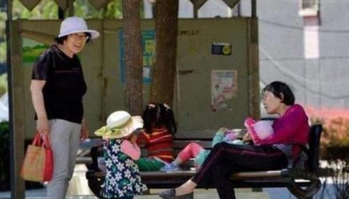 容光焕|外出遛娃,49岁妈妈偶遇49岁奶奶,对比之下差距不只是一点点