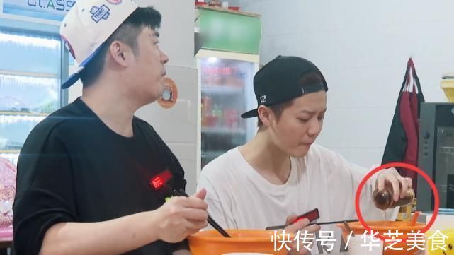 鹿晗没吃到海鲜,谁注意他往面里放了一瓶啥?暴露男神的真实口味