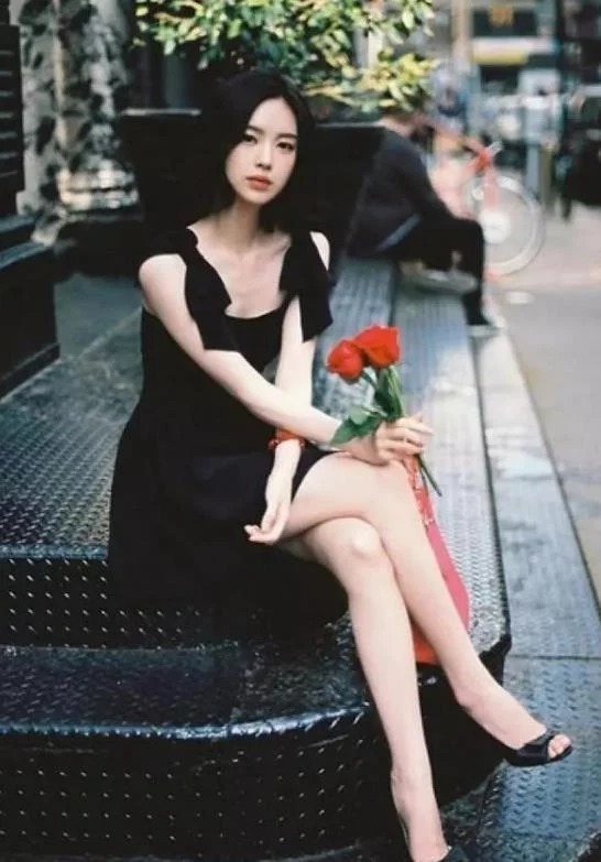 街拍:气质优雅的小姐姐,韵味十足,身材苗条有致