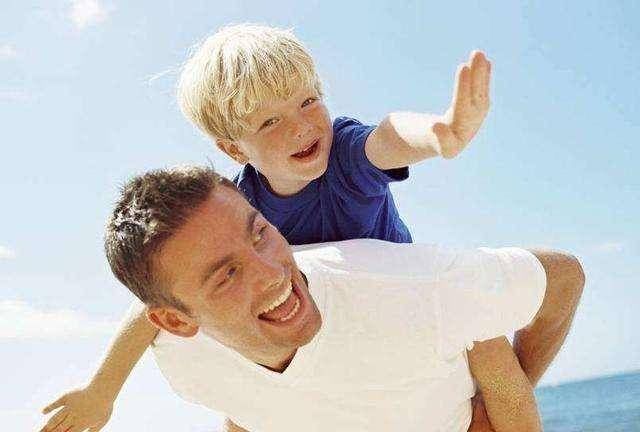 当爸爸在教育孩子的时候，妈妈的这两种做法不合适，会伤害到孩子