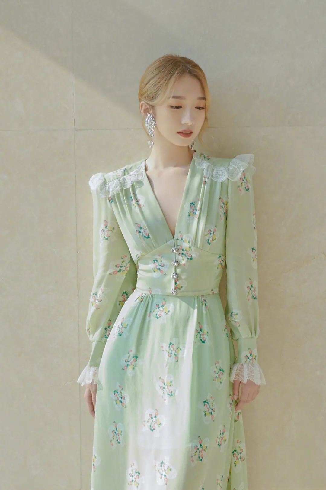 蕾丝|黑白灰穿腻了？今夏这6组彩色穿搭超显白，回头率100%