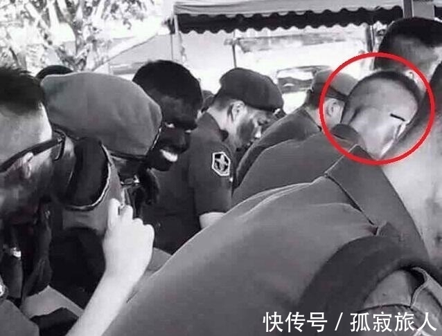 |搞笑GIF:不好意思打扰一下,请问你们是要组团去搞笑吗?