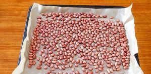 花生米不用水煮,撒点盐泡一下,比油炸得更好吃,咸香酥脆