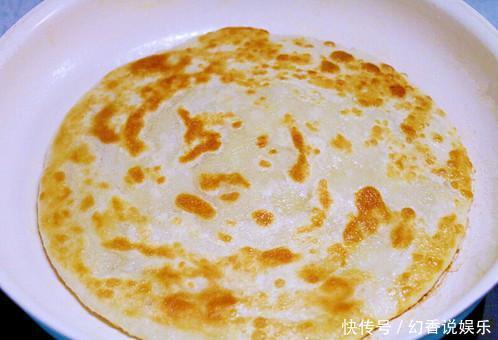 在家烙饼的时候,记住这个小细节,烙出的饼外酥里嫩层次分明!