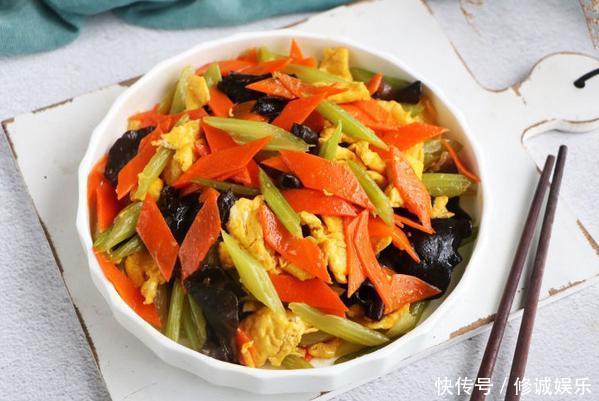 一道解腻解馋的春节菜,芹菜萝卜加木耳,天天吃都不腻