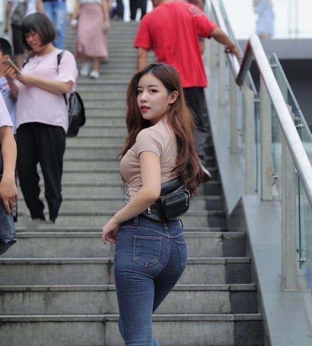 紧身裙 打底裤很适用当今这个节令,穿上去还会显得时尚,让人很有气质感