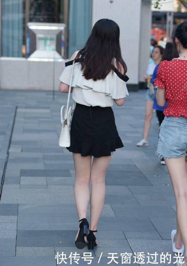 小短裙下面不一定穿打底裤,今年流行这样搭,时髦优雅一手抓!
