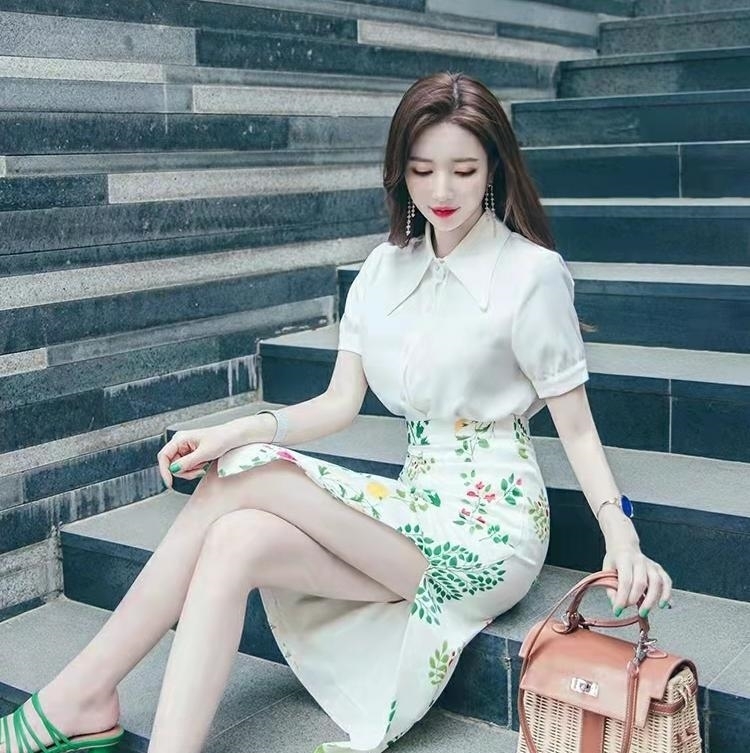 衬衫 职业套装的白色短袖衬衫,搭配开叉印花包臀半身裙的穿搭