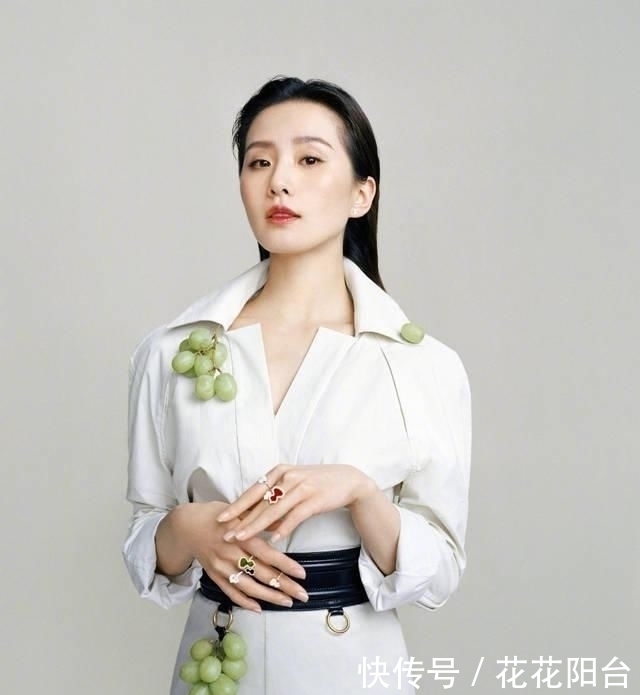 封面|33岁女星白衣封面 演绎植物系气质美人