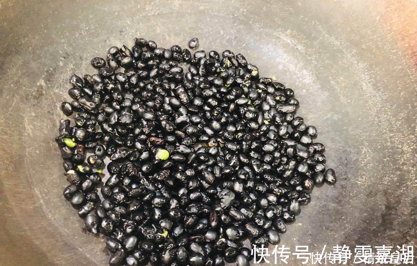 黑豆粥|除了做豆浆和熬粥,黑豆的这种吃法简单还好吃,一天一勺特省事