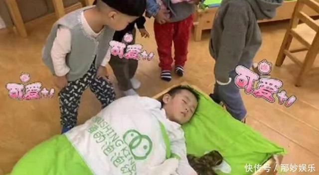 午睡|幼儿园“贪睡宝宝”赖床不起,老师同学全员出动,宝宝依旧睡得香