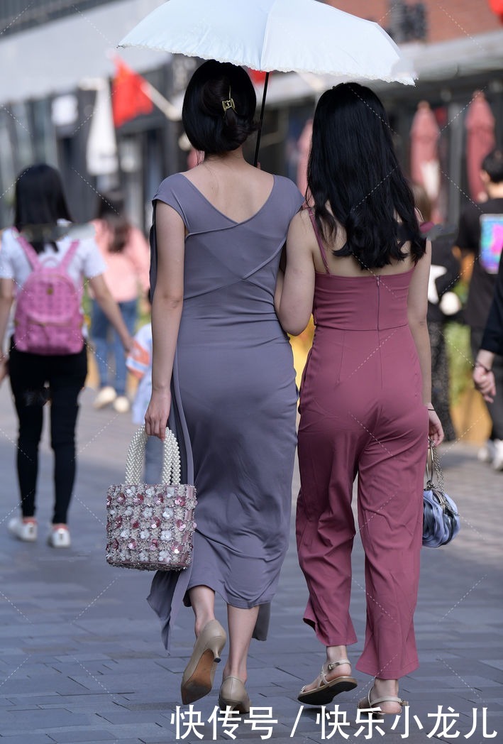 超可爱的南方美女,虽然有小肚子,但不影响强大气场