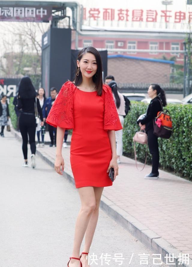 路人街拍淡红色休闲衫搭配黑色牛仔裤,清爽大方