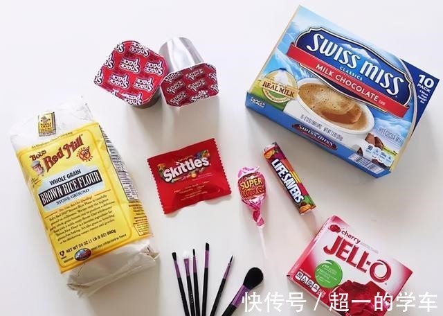 美妆博主 用巧克力豆随机化妆有多难博主涂绿粉底画蓝眉毛,全妆却超惊艳!