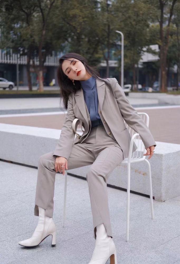 职场女王穿搭学卫公子凹造型,干练的同时,还特别的高级