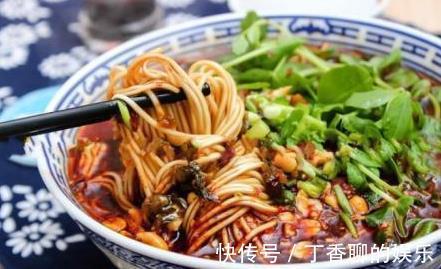 家人|天热没食欲,给家人煮一碗重庆小面,面条嫩滑爽口,好吃过瘾!