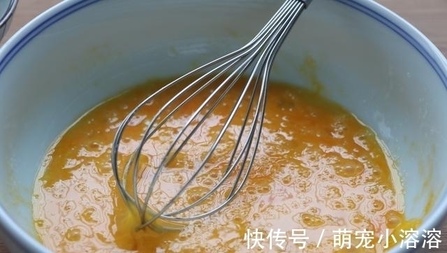 蛋卷不要买了,不要蛋卷机,只要平底锅就能做,又香又脆超美味