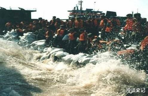 98年特大洪灾中,那位7岁女孩抱树9小时获救,最后结局如何