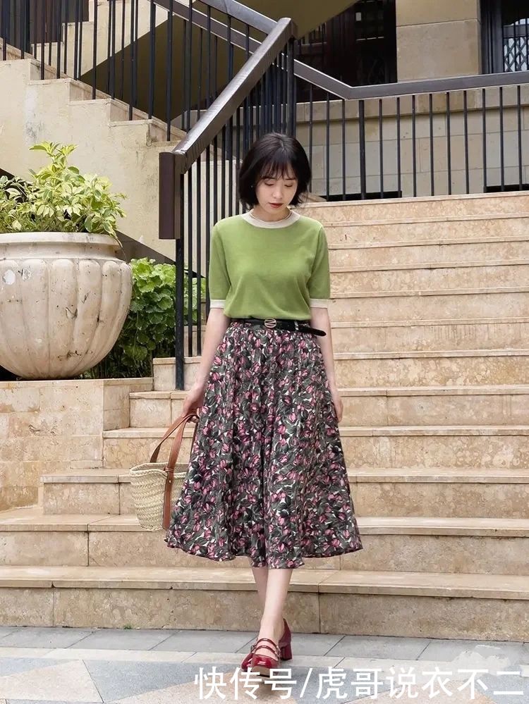 半裙|会穿“碎花半裙”的女人不显老，夏季这样搭，40岁比20岁还漂亮