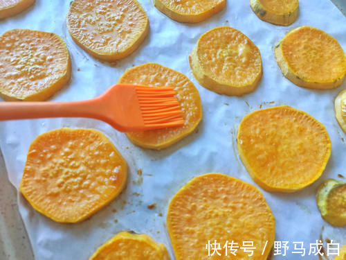 红薯不要蒸着吃了,这样做比路边摊烤红薯还好吃,香甜可口又简单